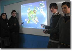 Estudiantes crean y enseñan a usar pizarras digitales