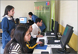 Chilenter y Falabella entregan equipos computacionales a escuela especial
