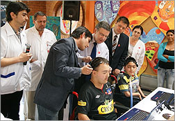 Ministro Lavín entrega cascos sensoriales a personas con discapacidad severa de la Teletón