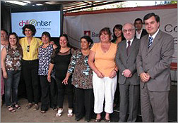 Chilenter y Banco Estado entregan computadores en campamento de La Pintana