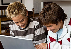 46% de jóvenes cambiaría su comportamiento on line si sus padres los observaran