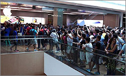Mil personas se aglomeran en inauguración de primera tienda Apple en Brasil