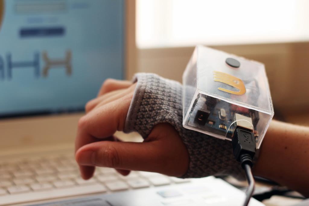 Creadores de guante Khapto participaron en competencia internacional