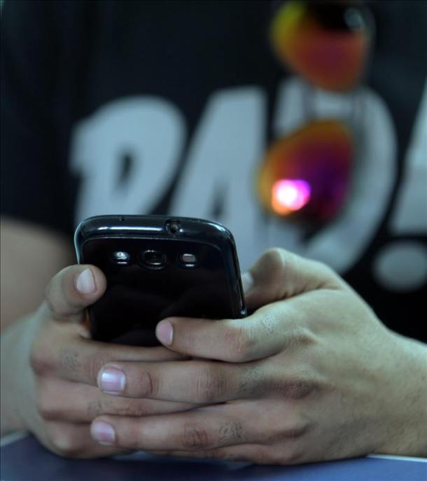 Habitantes de municipio colombiano reemplazan las billeteras por móviles