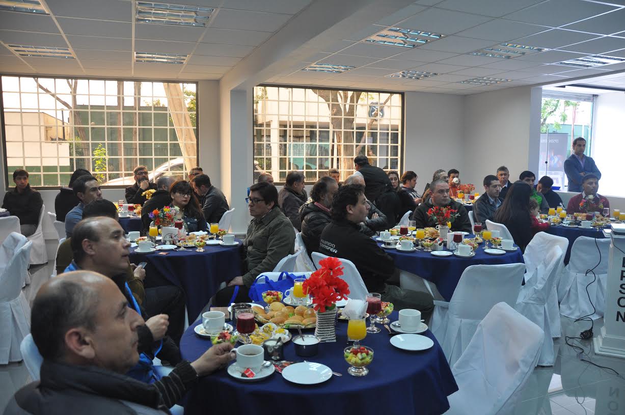 Epson presenta su línea SureColor Serie F en desayuno con clientes de MundoTransfer