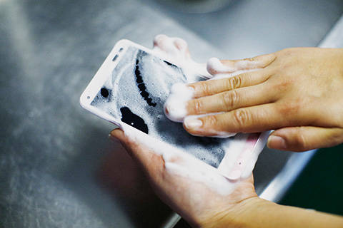 Lanzan el primer smartphone que puede lavarse con agua y jabón