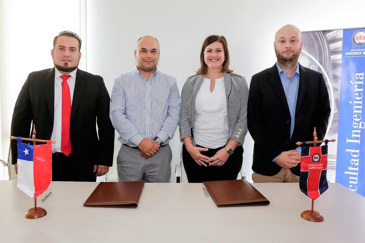 Equifax y Universidad Andrés Bello firman convenio para formación de profesionales
