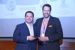 Acepta y Samsung Chile firman alianza de cooperación