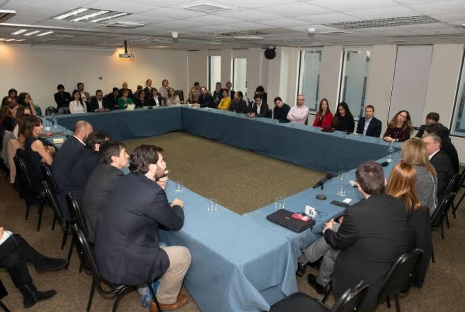 Líder global del sector público de AWS participa en conversatorio de ACTI