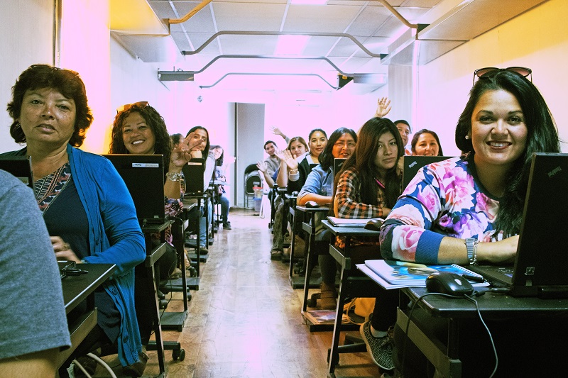 Mujeres de Huechuraba se certifican en alfabetización digital en Aula Móvil de Claro Chile