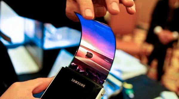 Samsung anuncia pantalla para smartphone flexible e irrompible