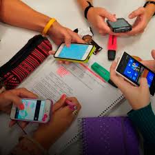 Cinco de cada 10 adolescentes tienen el celular al alcance de su mano 12 horas por día