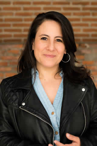 Marisol Alarcón recibe reconocimiento por el trabajo realizado en Laboratoria