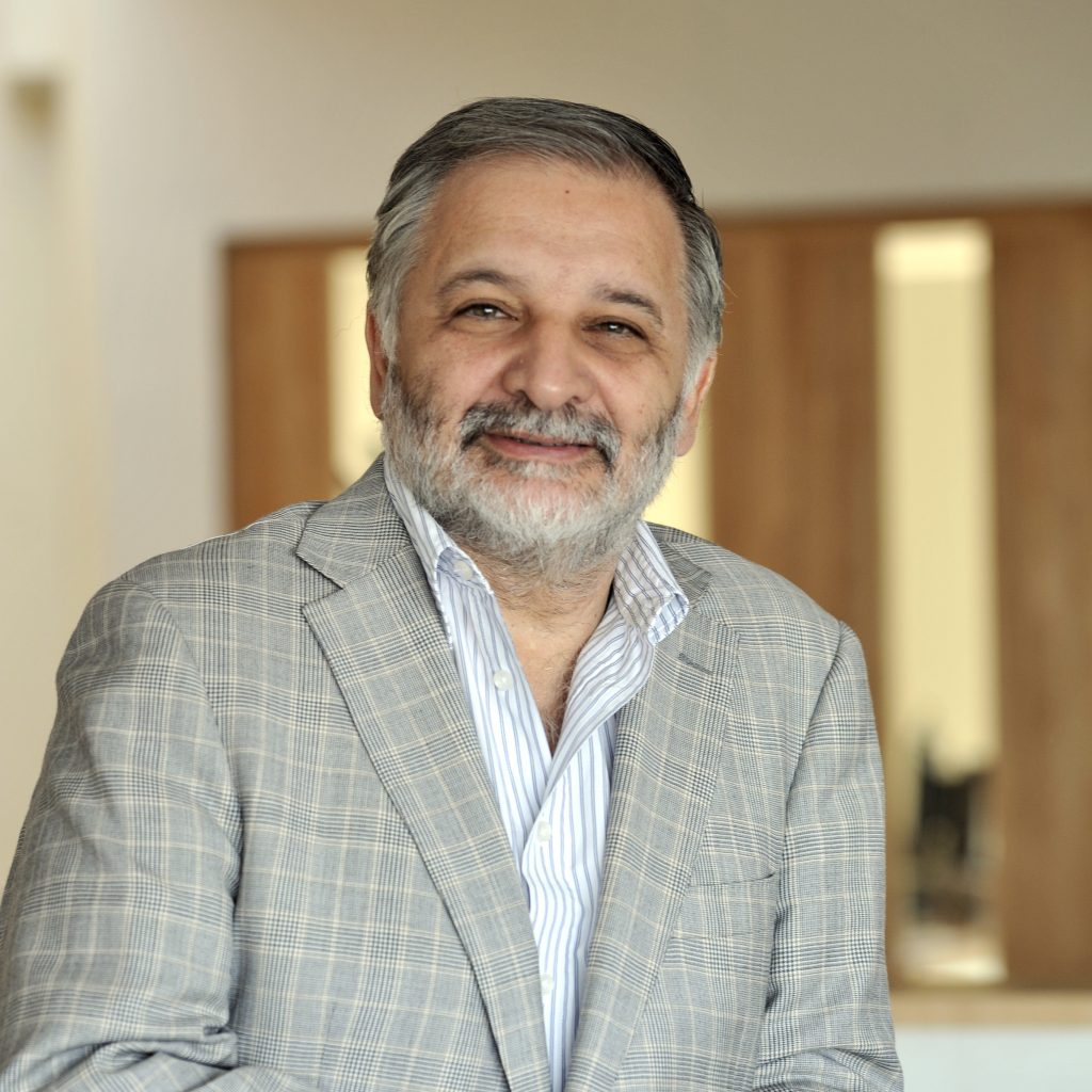 Académico UAI destaca necesidad de impulsar transformación productiva digital sostenible en seminario OCDE