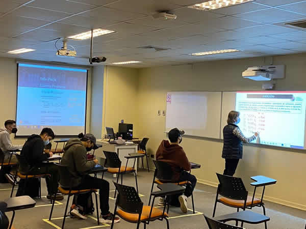 PUCV retoma clases presenciales bajo modalidad híbrida con más de 2 mil estudiantes de primer y segundo año