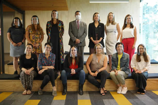 Organizaciones y Gobierno se reúnen en mesa de conversación para relevar el rol de las mujeres en las áreas STEM