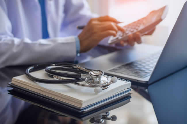 ¿Cómo la tecnología ayuda a combatir el fraude en licencias y facturas médicas?