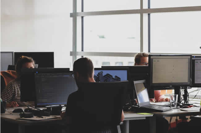 Cómo las empresas preparan a sus empleados para reaccionar ante ciberataques