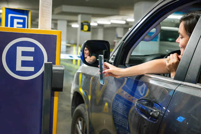 Nuevos estacionamientos sin contacto evitan colapsos en compras de fin de año