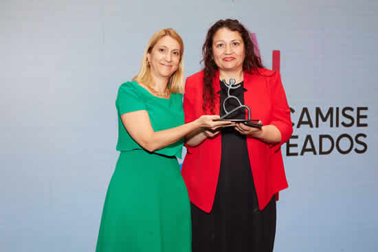 NTT DATA premia a profesora chilena por impulsar la educación científica y tecnológica