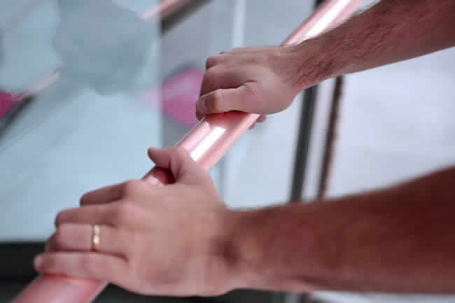 Clean Copper crea señaléticas de cobre autodesinfectantes en lenguaje braille