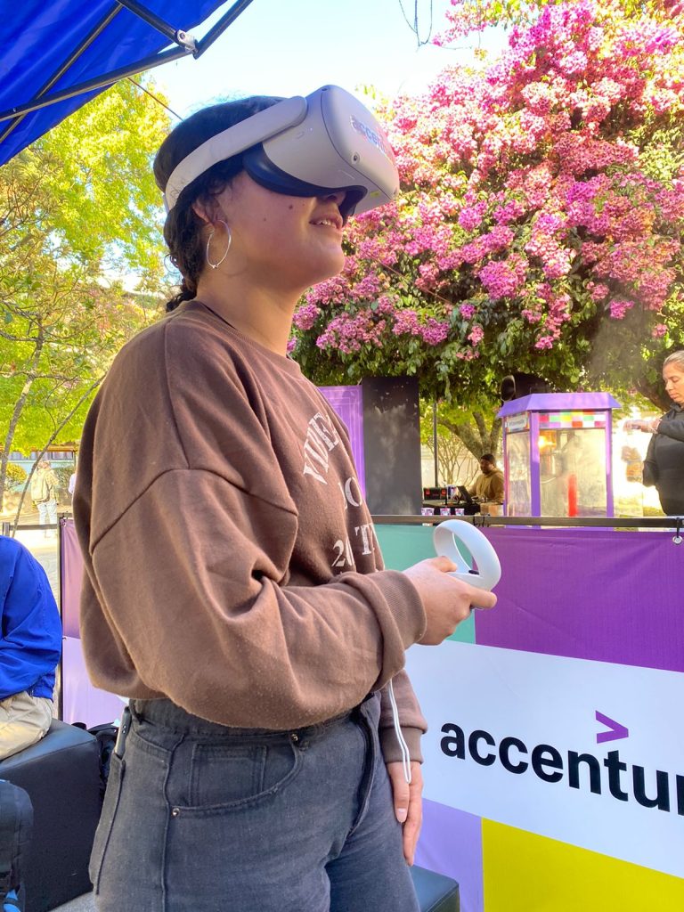 Campaña de interacción con el metaverso de Accenture llega a Santiago