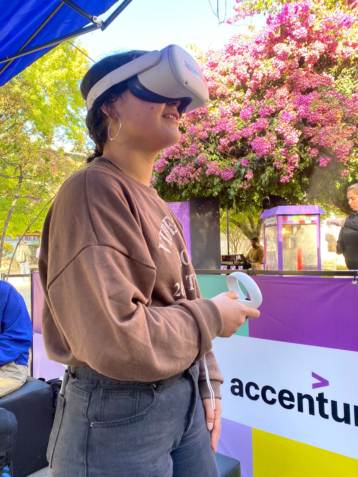 Campaña de interacción con el metaverso de Accenture llega a Santiago