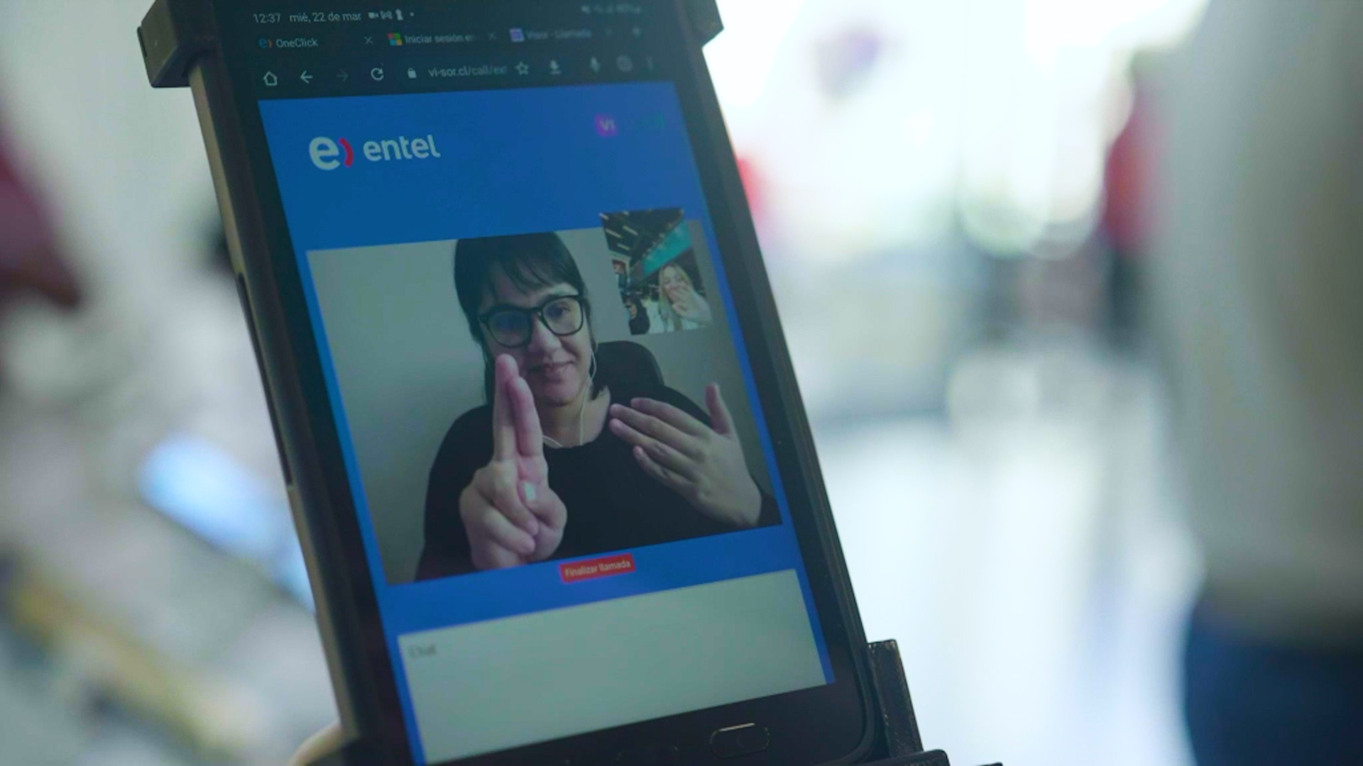 Entel ofrece en sus tiendas atención en lengua de señas