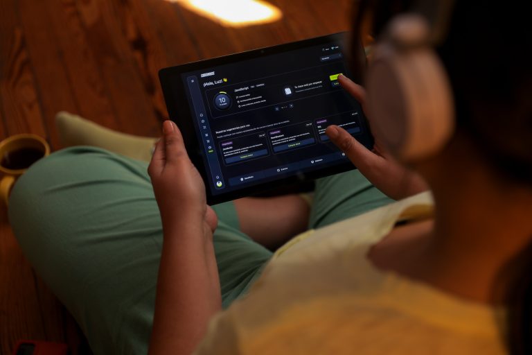 Ofrecen becas de educación digital para funcionarios de la salud