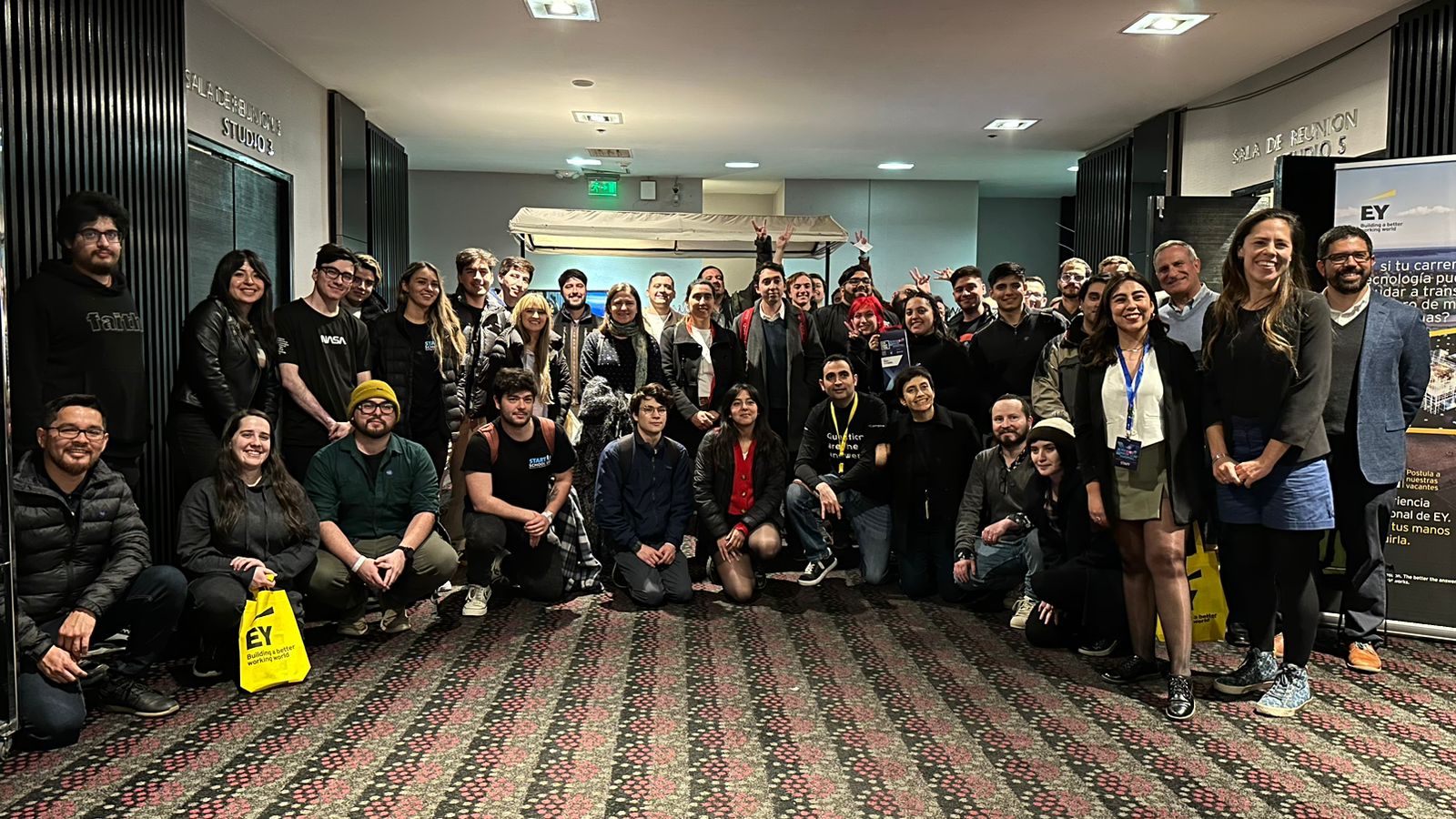 Equipo “The Photons” gana Hackatón de EY y País Digital